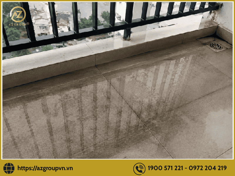  Nước mưa thoát chậm và đọng trên sàn ban công